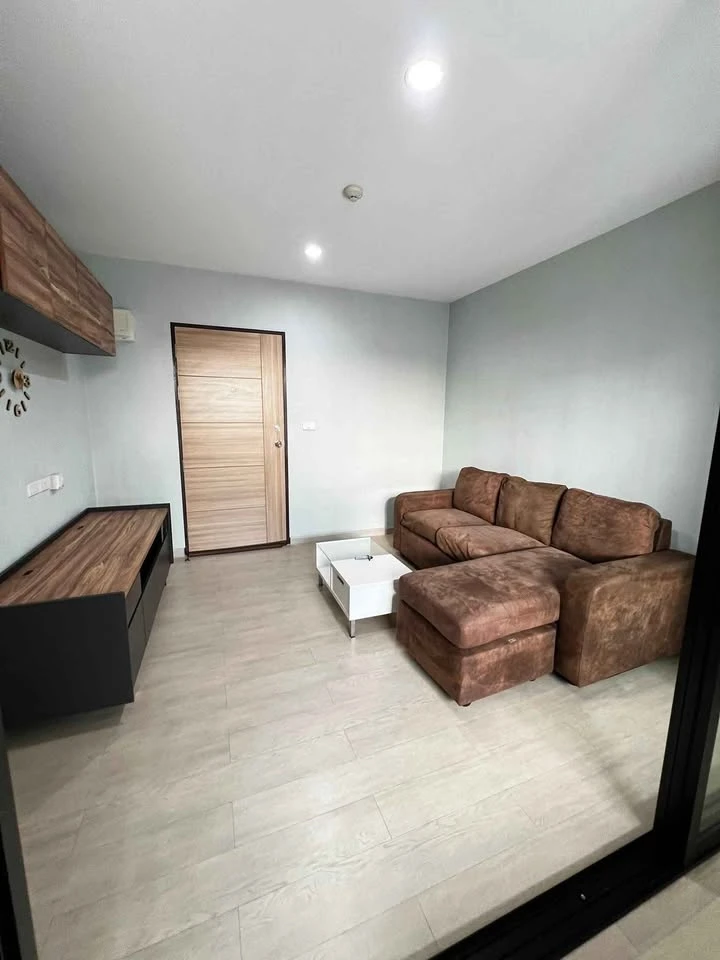 For sale: MT Prestige Phaholyothin, a nice room on the 5th floor, good location, comes with a large brown sofa, comfortable to sit on, reserve now.