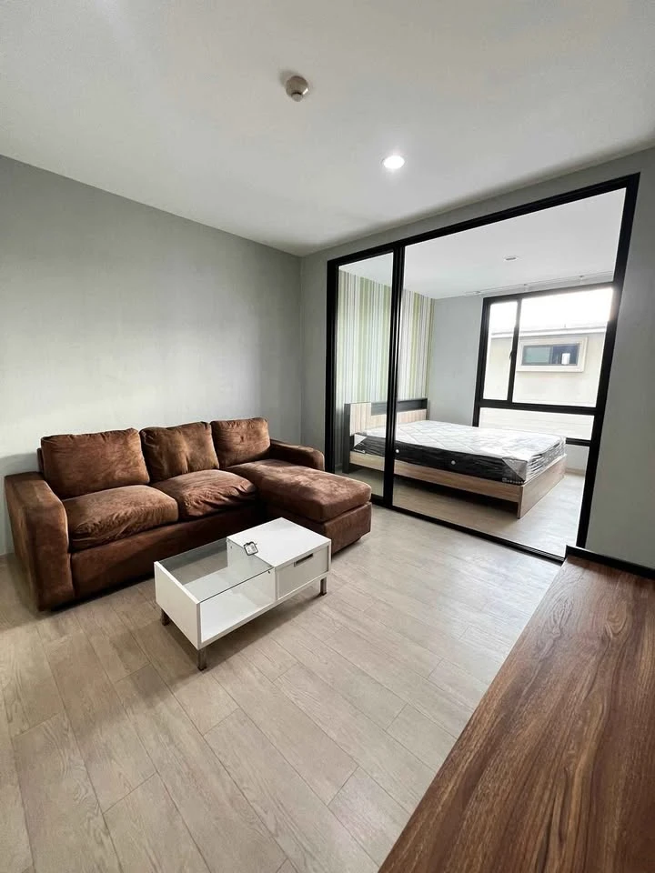 For sale: MT Prestige Phaholyothin, a nice room on the 5th floor, good location, comes with a large brown sofa, comfortable to sit on, reserve now.