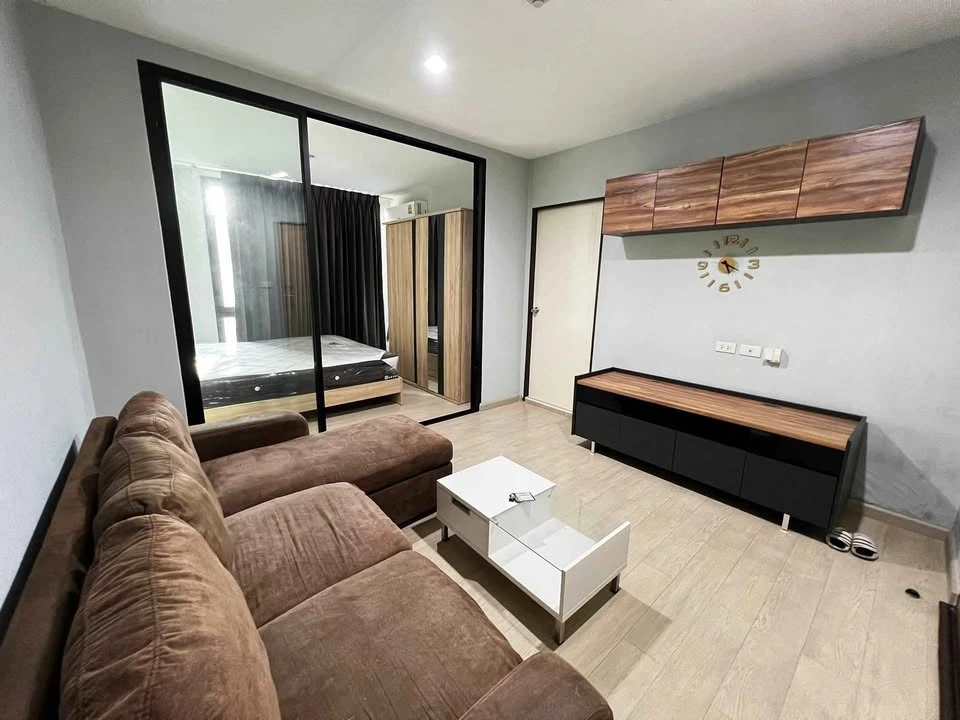 For sale: MT Prestige Phaholyothin, a nice room on the 5th floor, good location, comes with a large brown sofa, comfortable to sit on, reserve now.