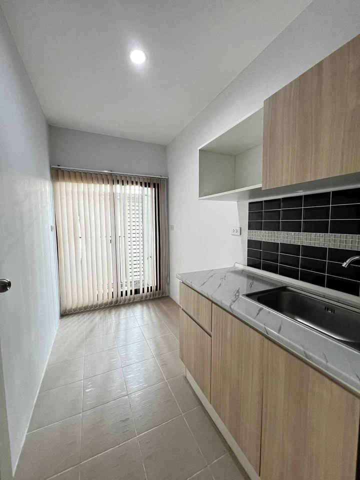 For sale: MT Prestige Phaholyothin, a nice room on the 5th floor, good location, comes with a large brown sofa, comfortable to sit on, reserve now.