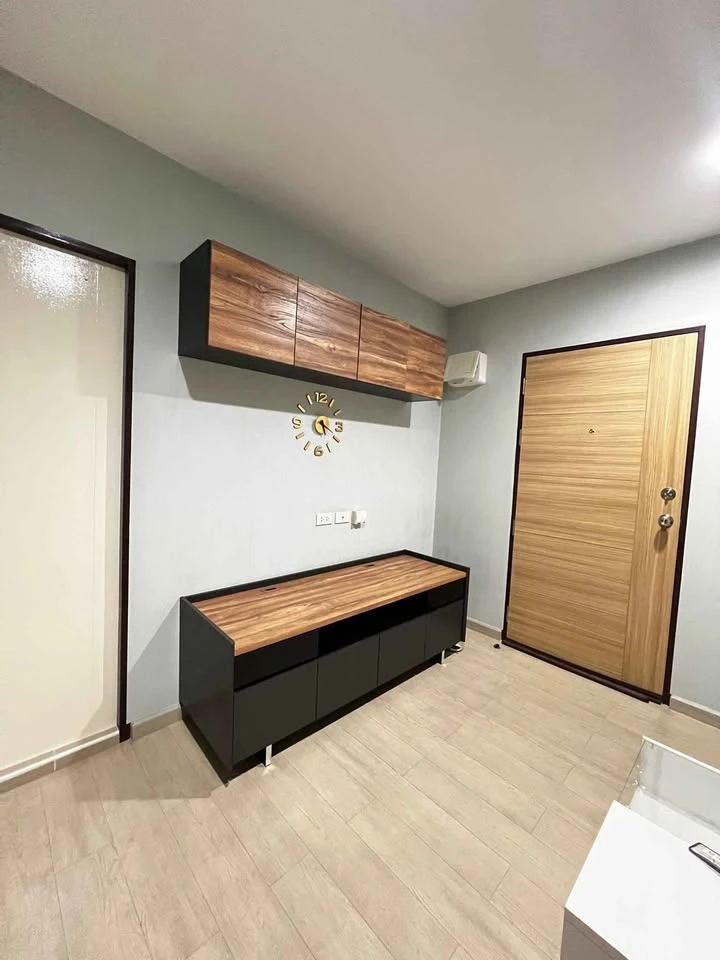 For sale: MT Prestige Phaholyothin, a nice room on the 5th floor, good location, comes with a large brown sofa, comfortable to sit on, reserve now.