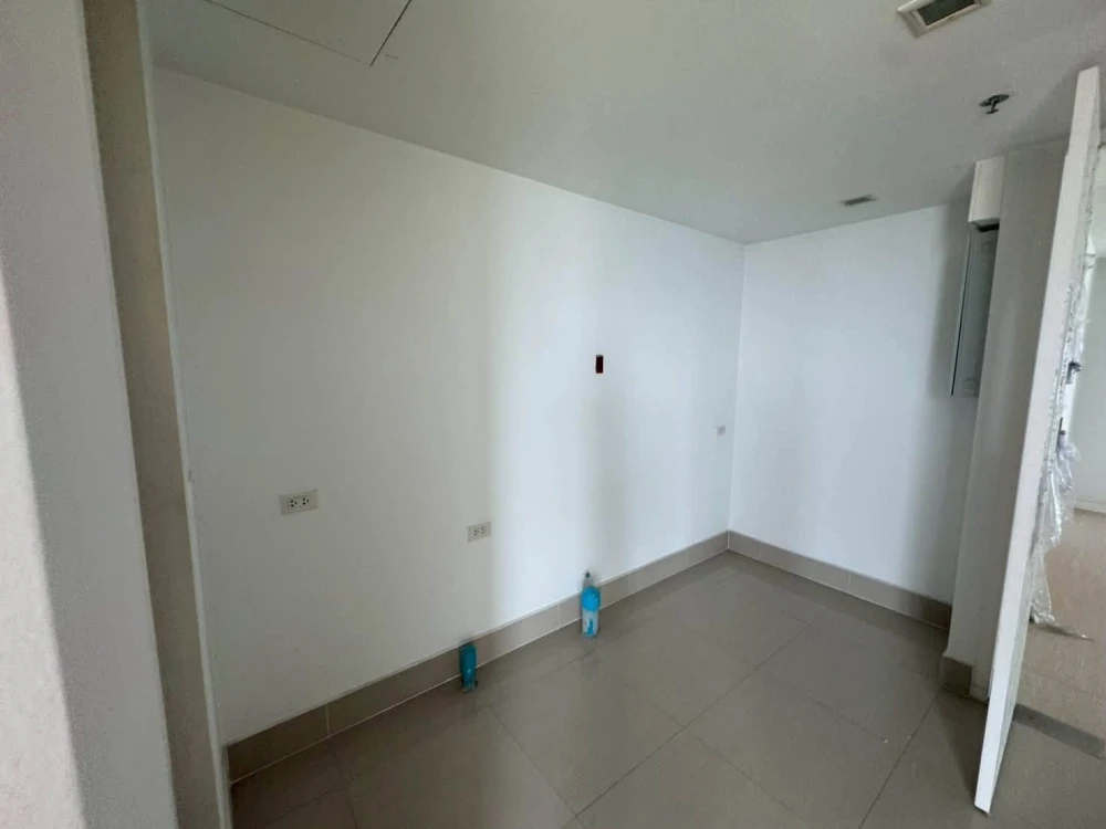 Selling My Resort @ River condo with Chao Phraya River view. Large room with plenty of usable space, allowing you to decorate the room to your liking.