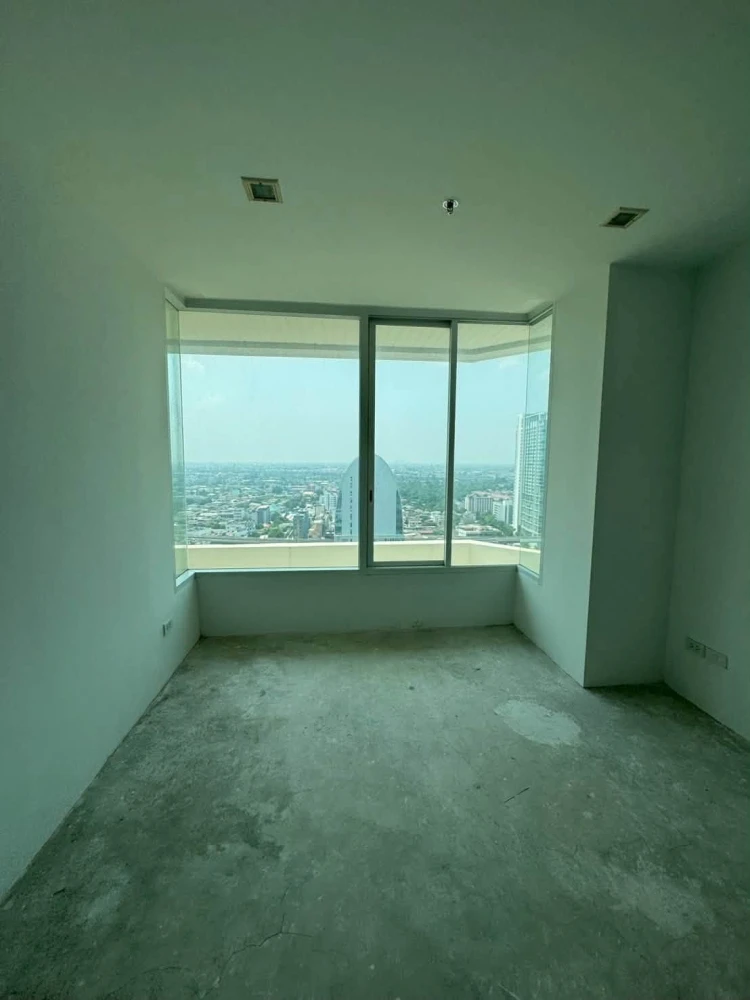 Selling My Resort @ River condo with Chao Phraya River view. Large room with plenty of usable space, allowing you to decorate the room to your liking.