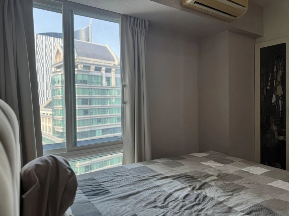 For sale: My Resort Bangkok, 2 bedrooms, 1 bathroom, fully furnished, city view, wallpaper throughout the room, don't miss out.