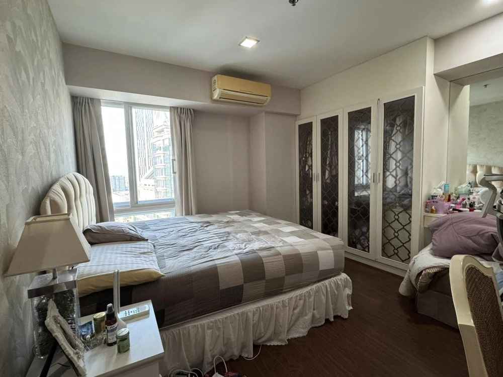 For sale: My Resort Bangkok, 2 bedrooms, 1 bathroom, fully furnished, city view, wallpaper throughout the room, don't miss out.