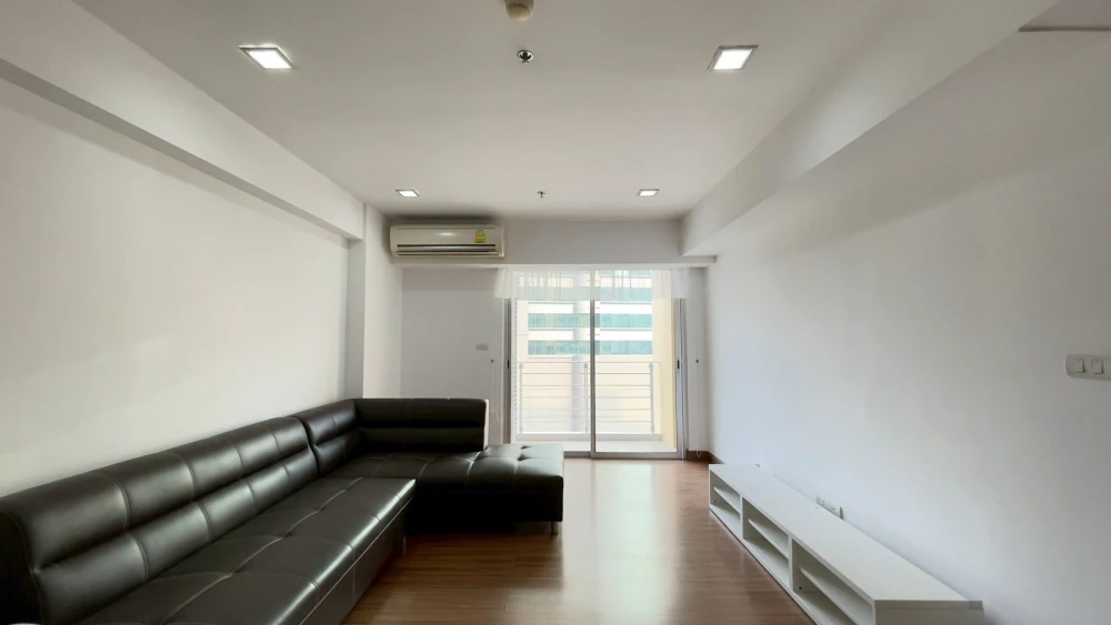 Selling a ready-to-move-in, high-floor unit at My Resort Bangkok. Fully furnished with complete amenities. Spacious and comfortable. Book now!