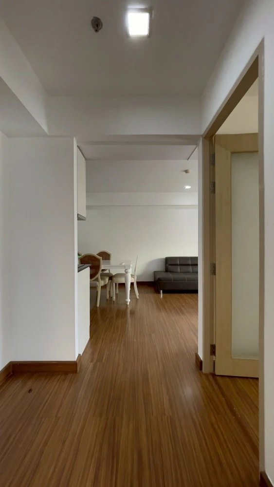 Selling a ready-to-move-in, high-floor unit at My Resort Bangkok. Fully furnished with complete amenities. Spacious and comfortable. Book now!