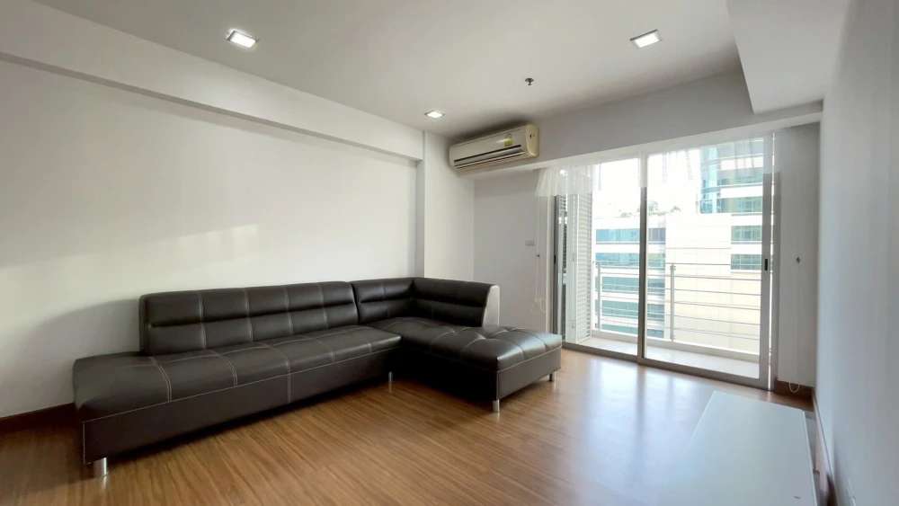 Selling a ready-to-move-in, high-floor unit at My Resort Bangkok. Fully furnished with complete amenities. Spacious and comfortable. Book now!