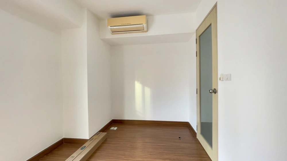 Selling a ready-to-move-in, high-floor unit at My Resort Bangkok. Fully furnished with complete amenities. Spacious and comfortable. Book now!