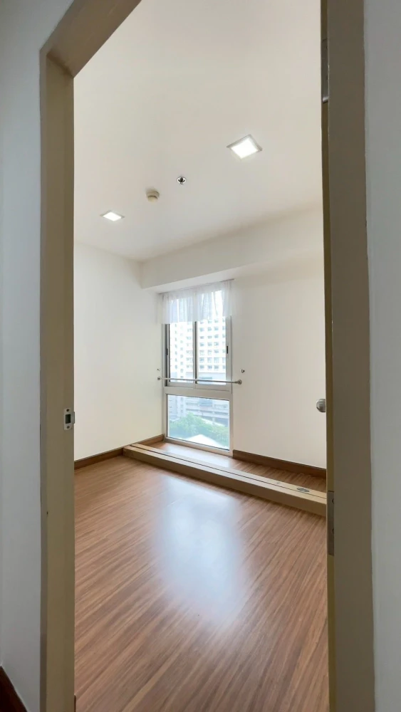 Selling a ready-to-move-in, high-floor unit at My Resort Bangkok. Fully furnished with complete amenities. Spacious and comfortable. Book now!