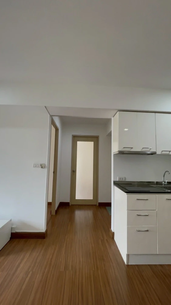 Selling a ready-to-move-in, high-floor unit at My Resort Bangkok. Fully furnished with complete amenities. Spacious and comfortable. Book now!