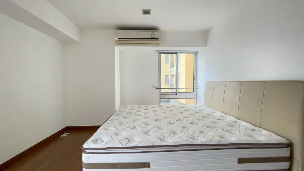 Selling a ready-to-move-in, high-floor unit at My Resort Bangkok. Fully furnished with complete amenities. Spacious and comfortable. Book now!