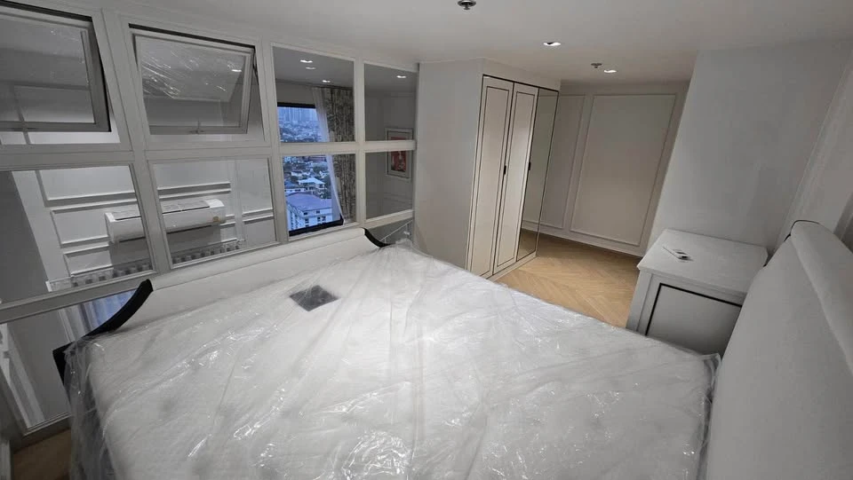 For sale: Na Reva Charoen Nakhon Loft room, high ceiling, airy, fully furnished, quality selected items, reserve now.