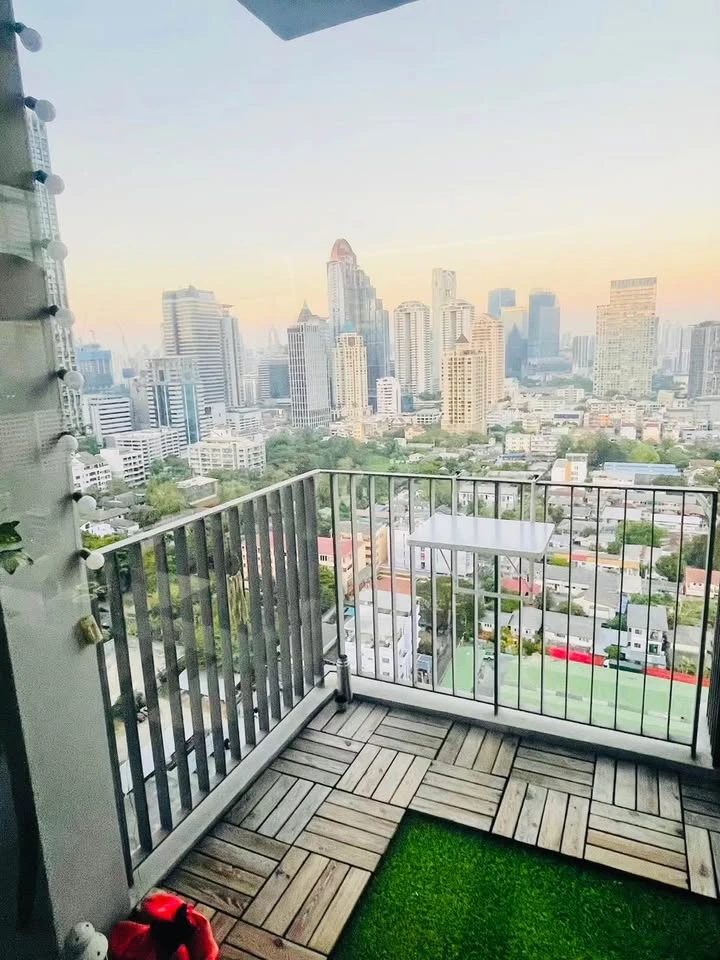 For sale Nara 9 has 2 bedrooms, 2 bathrooms, corner room, 23rd floor, city view, very airy, I must say you must book.