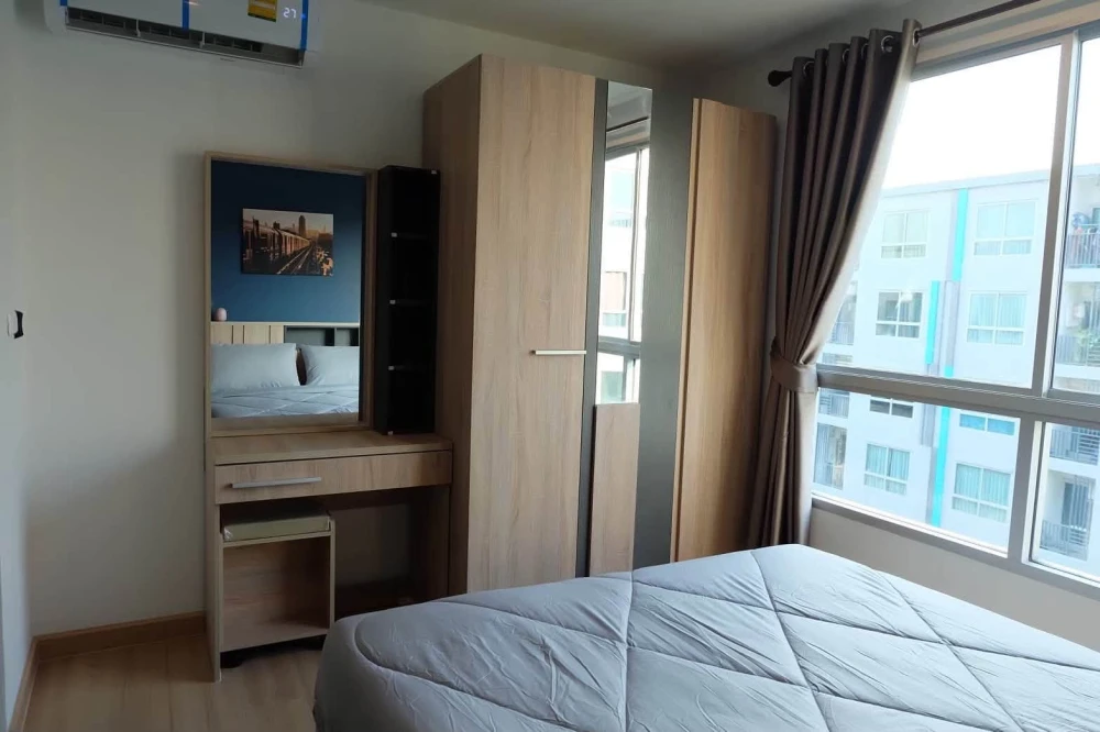 Selling Niche id Serithai-Wongwaen condo, beautifully decorated and fully furnished, with pool view. Book now!