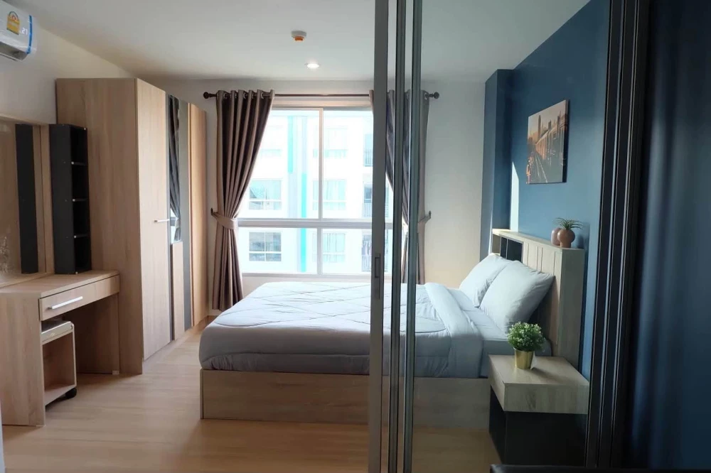Selling Niche id Serithai-Wongwaen condo, beautifully decorated and fully furnished, with pool view. Book now!