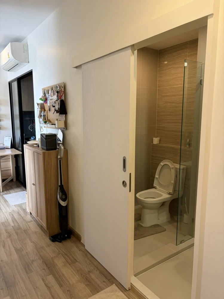 Selling Niche Mono Charoen Nakorn, 2 bedrooms, spacious living area, fully furnished, beautiful Chao Phraya River view. Book now!