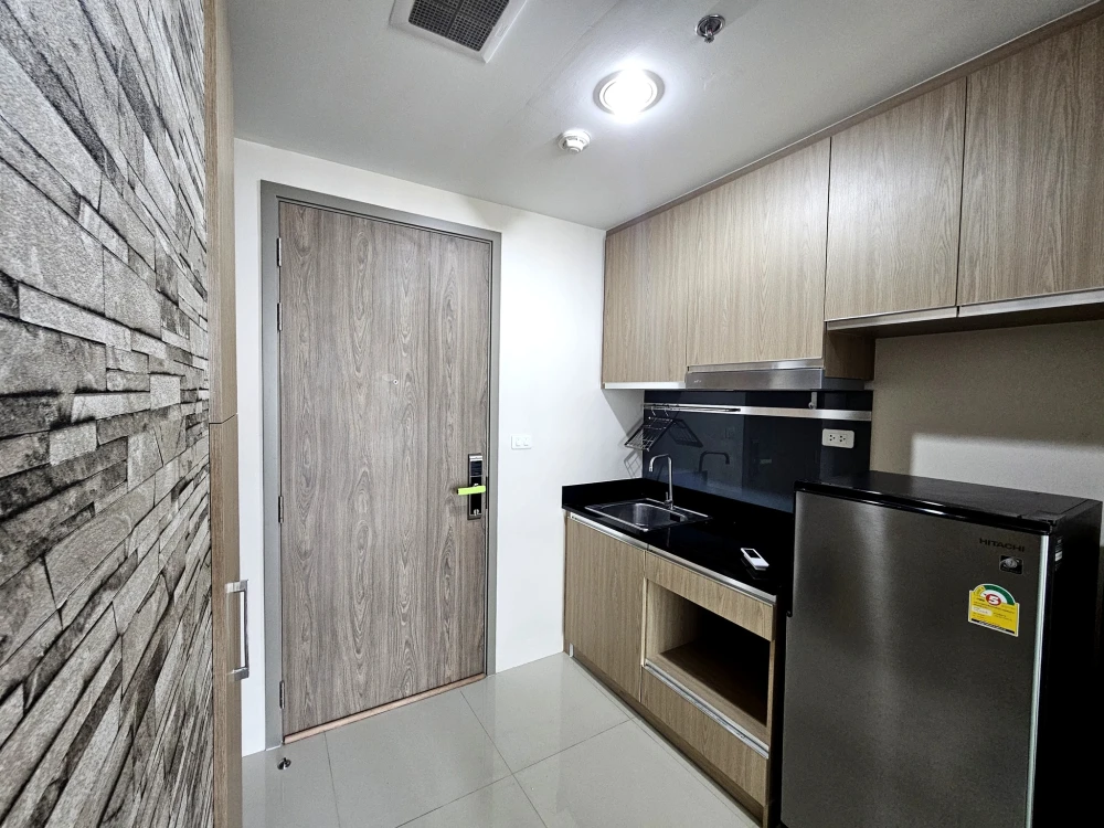 For sale: Niche Mono Sukhumvit-Bearing, 16th floor (corner room), built-in furniture throughout the room, just bring your own luggage and move in.