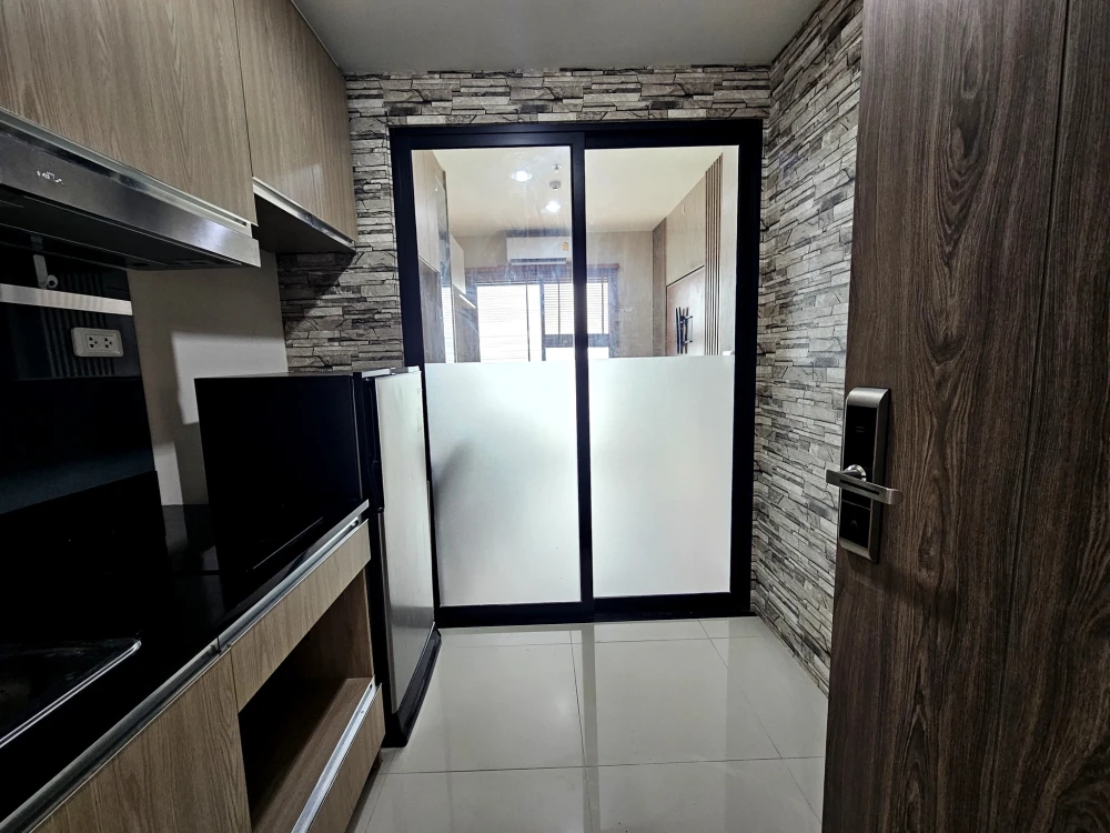 For sale: Niche Mono Sukhumvit-Bearing, 16th floor (corner room), built-in furniture throughout the room, just bring your own luggage and move in.
