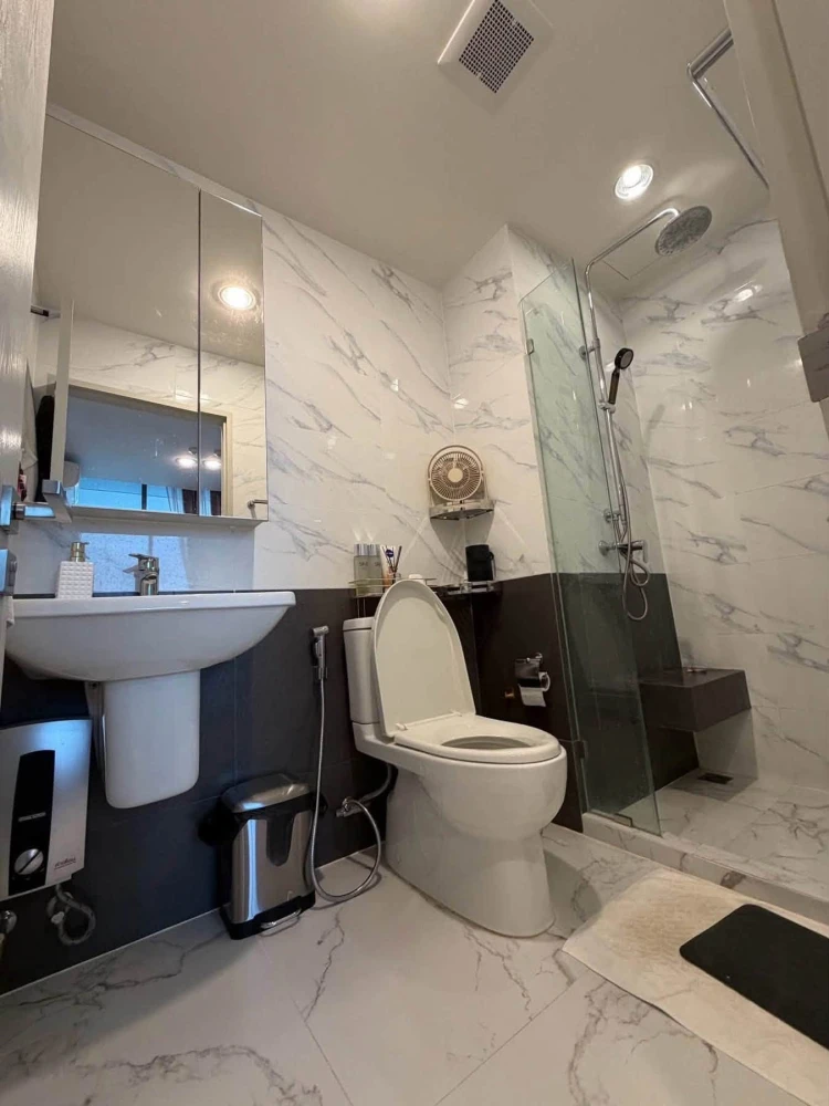 Selling Niche Pride Taopoon, beautifully decorated unit with high-quality built-in furniture and spacious living area. Book now!