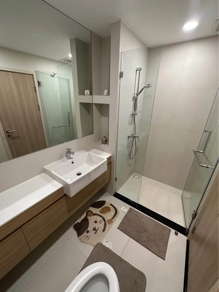 For sale or rent: Noble Ambience Sukhumvit 42, 1 bedroom, 1 bathroom, decorated in a controlled tone, comes with complete furniture, reserve now.