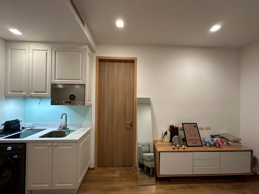 For sale: Noble BE Sukhumvit 33, spacious and comfortable room with bathtub, fully furnished and ready to move in.