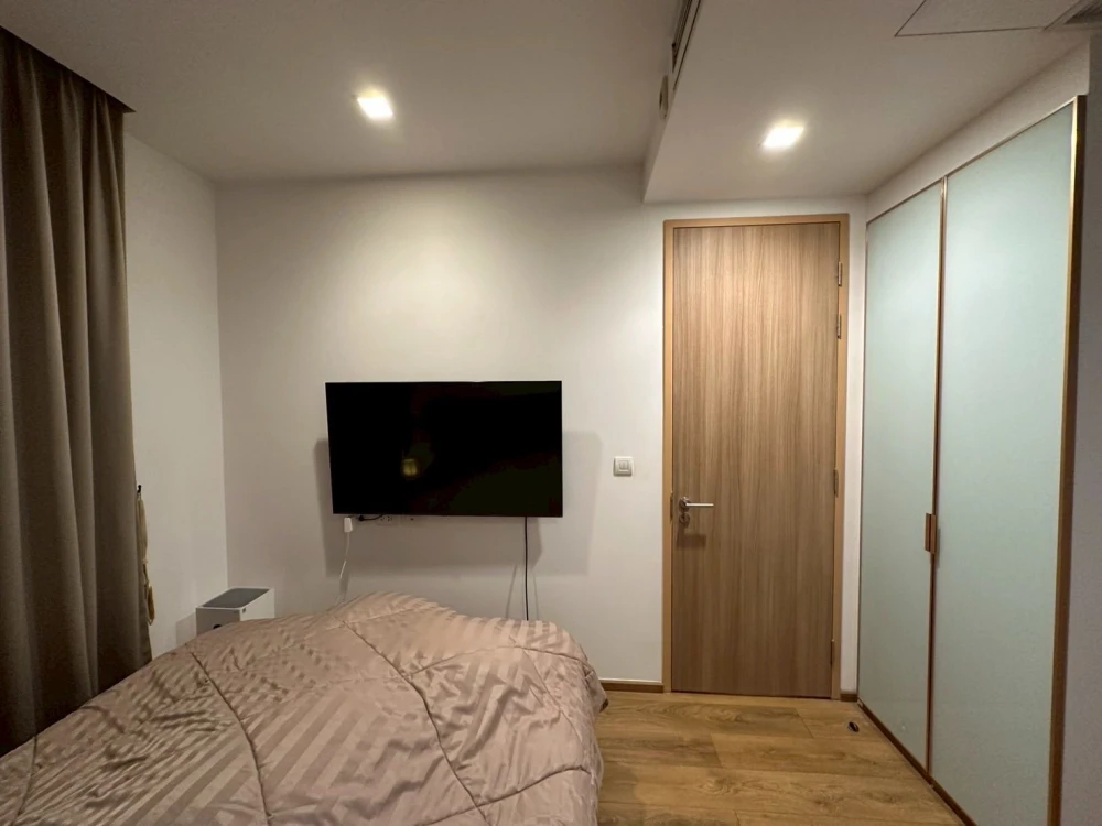 For sale: Noble BE Sukhumvit 33, spacious and comfortable room with bathtub, fully furnished and ready to move in.