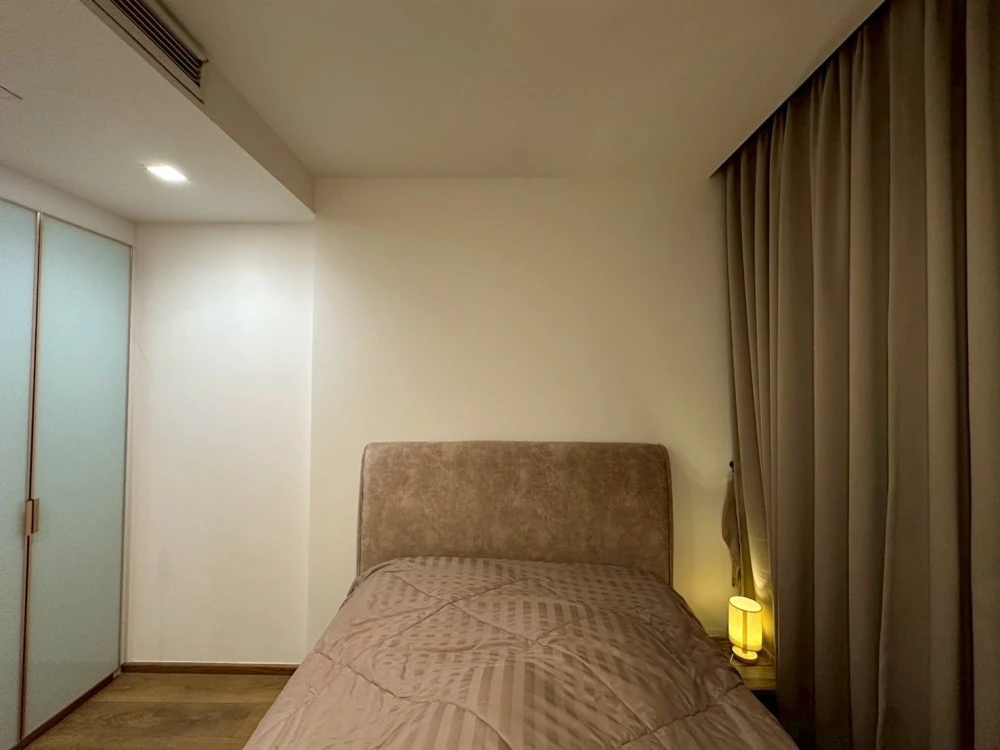 For sale: Noble BE Sukhumvit 33, spacious and comfortable room with bathtub, fully furnished and ready to move in.