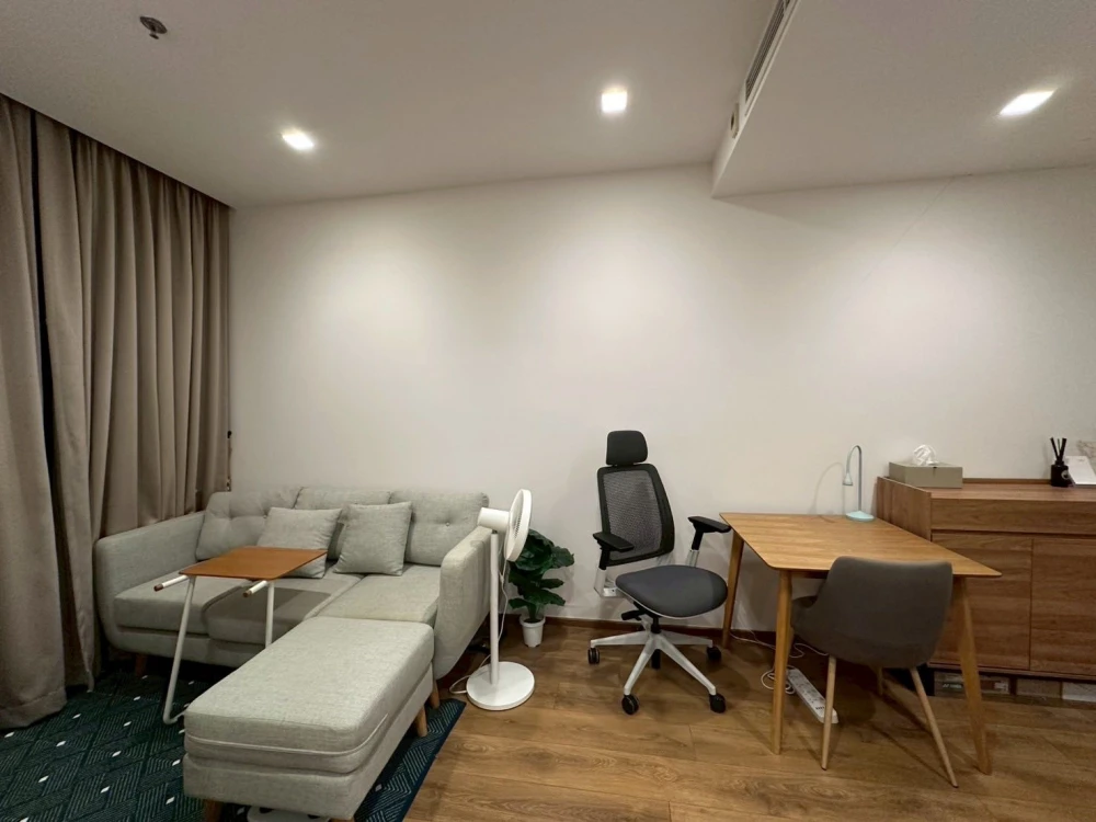 For sale: Noble BE Sukhumvit 33, spacious and comfortable room with bathtub, fully furnished and ready to move in.