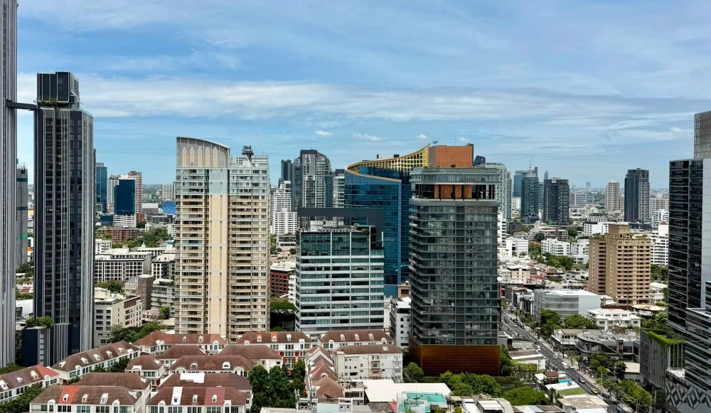 Selling a 1-bedroom, 1-bathroom Noble Form Thonglor unit. Great location, convenient transportation. What are you waiting for?