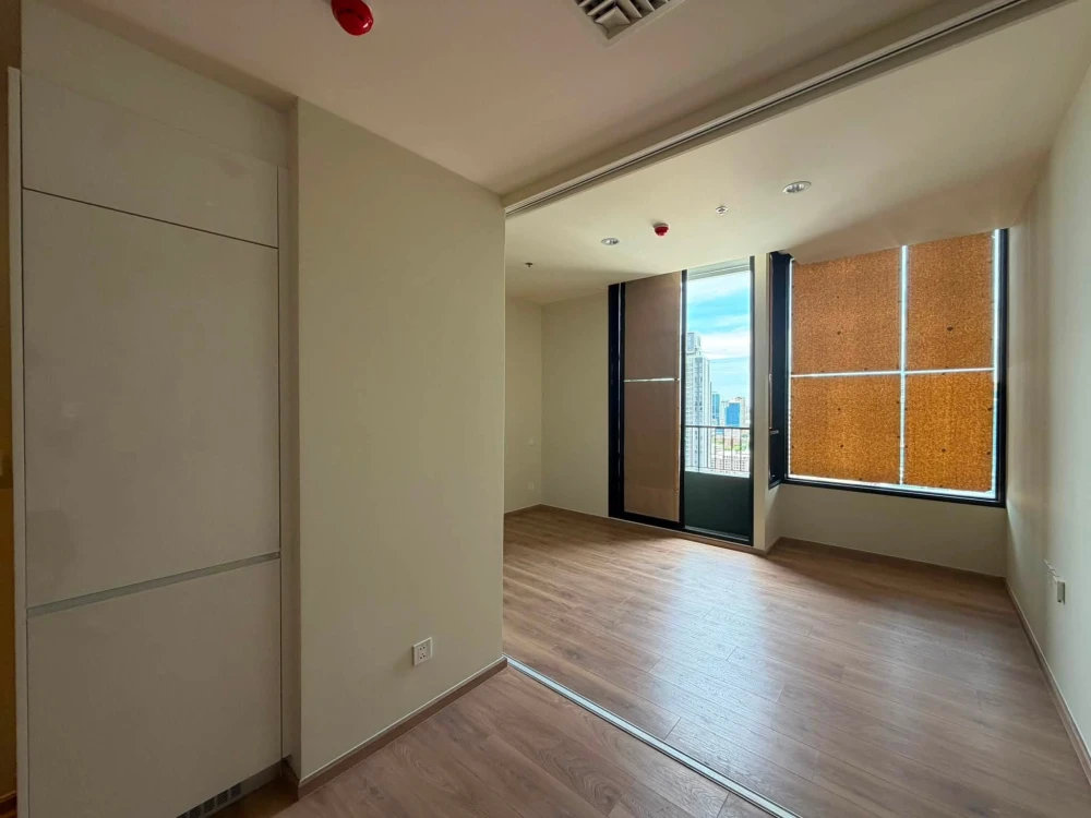 Selling a 1-bedroom, 1-bathroom Noble Form Thonglor unit. Great location, convenient transportation. What are you waiting for?