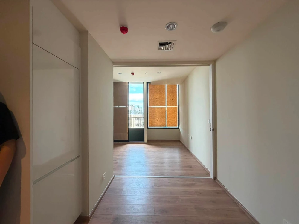 Selling a 1-bedroom, 1-bathroom Noble Form Thonglor unit. Great location, convenient transportation. What are you waiting for?
