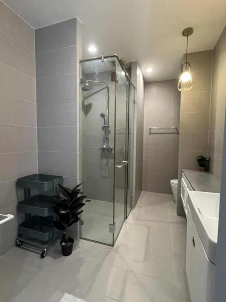 Selling Noble Ploenjit, 23rd floor. Spacious and comfortable unit, fully furnished. Book now!