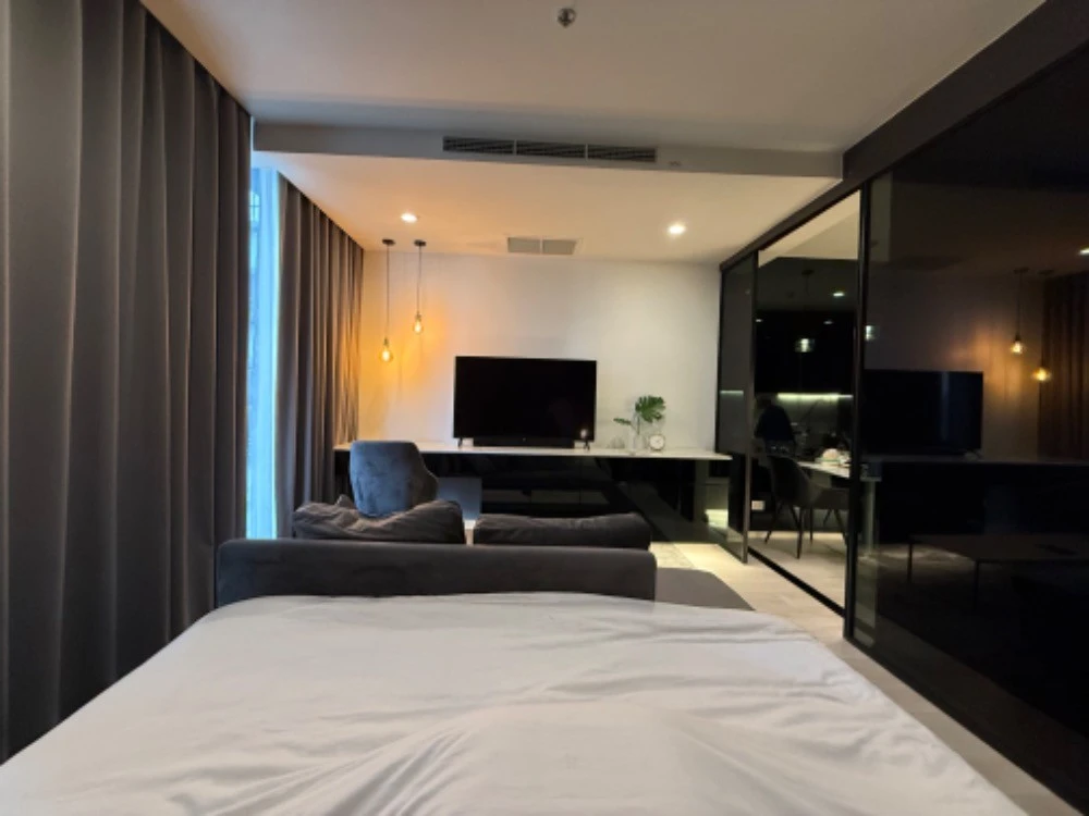 For sale: Noble Ploenjit, 24th floor, spacious room, airy, comfortable, fully furnished, reserve now, don't miss out.