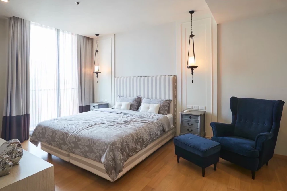 For sale: NOBLE REFINE, 10th floor room, built-in decoration, looks good and stylish, Fully Furnished, ready to move in.
