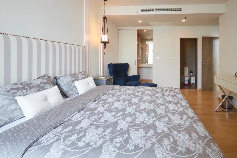 For sale: NOBLE REFINE, 10th floor room, built-in decoration, looks good and stylish, Fully Furnished, ready to move in.