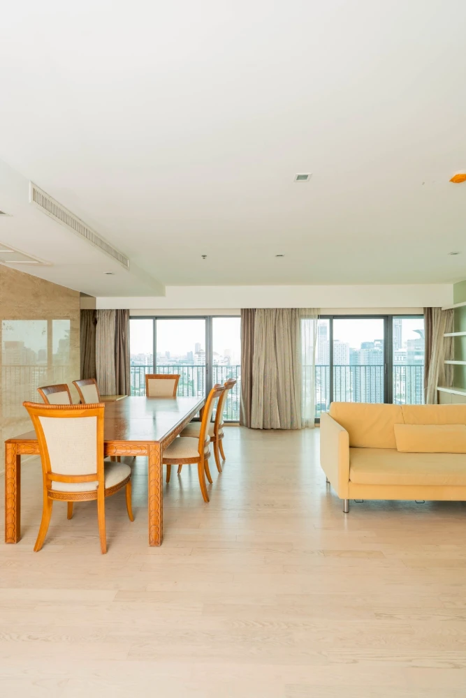 Selling Noble Remix, high floor unit. Spacious and comfortable, perfect for families. Book now!
