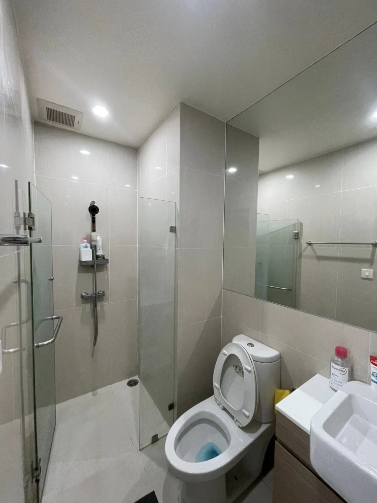 Selling Noble Revolve Ratchada, a lovely high-floor unit fully furnished. Just bring your belongings and move in!