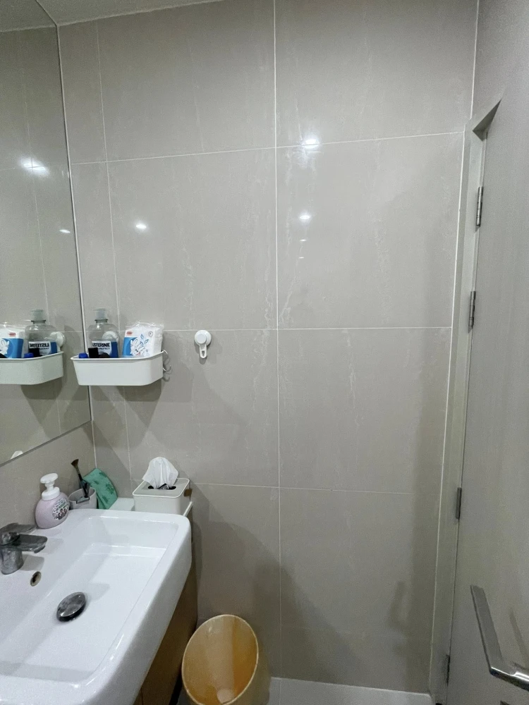 Selling Noble Revolve Ratchada, a lovely high-floor unit fully furnished. Just bring your belongings and move in!