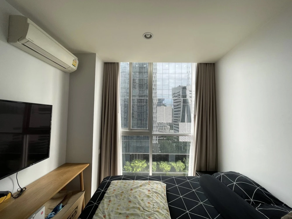 Selling Noble Revolve Ratchada, a lovely high-floor unit fully furnished. Just bring your belongings and move in!