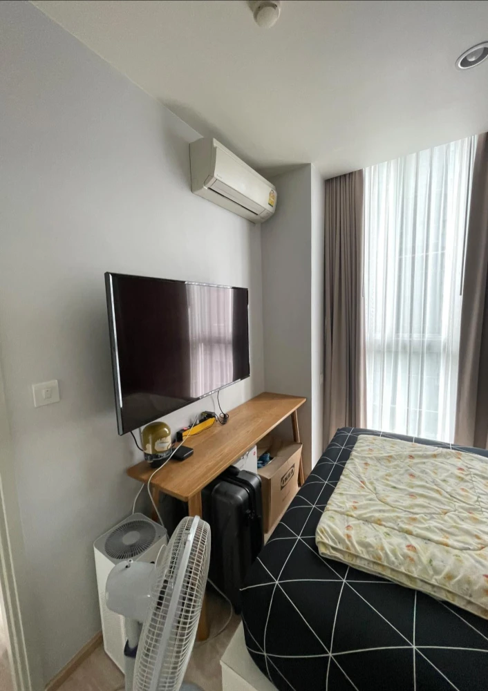 Selling Noble Revolve Ratchada, a lovely high-floor unit fully furnished. Just bring your belongings and move in!