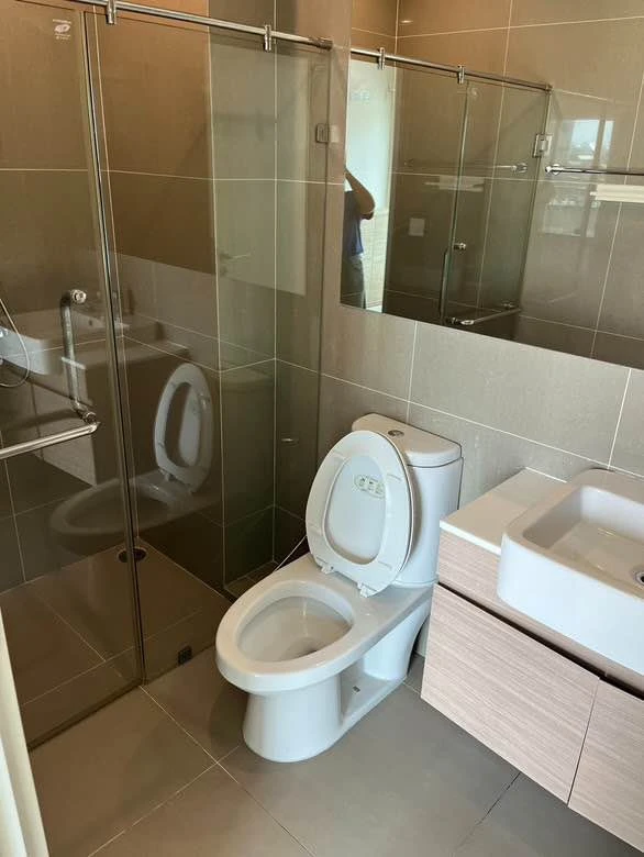 For sale: Noble revolve ratchada, corner room, very private, 4 meter high ceiling, airy and not cramped. You will regret it if you miss it.