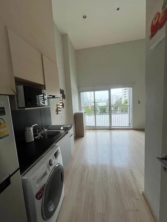For sale: Noble revolve ratchada, corner room, very private, 4 meter high ceiling, airy and not cramped. You will regret it if you miss it.