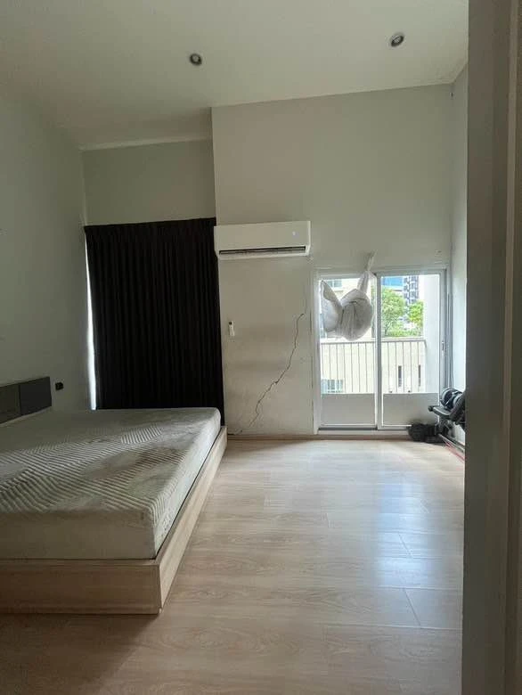 For sale: Noble revolve ratchada, corner room, very private, 4 meter high ceiling, airy and not cramped. You will regret it if you miss it.