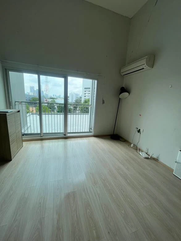 For sale: Noble revolve ratchada, corner room, very private, 4 meter high ceiling, airy and not cramped. You will regret it if you miss it.