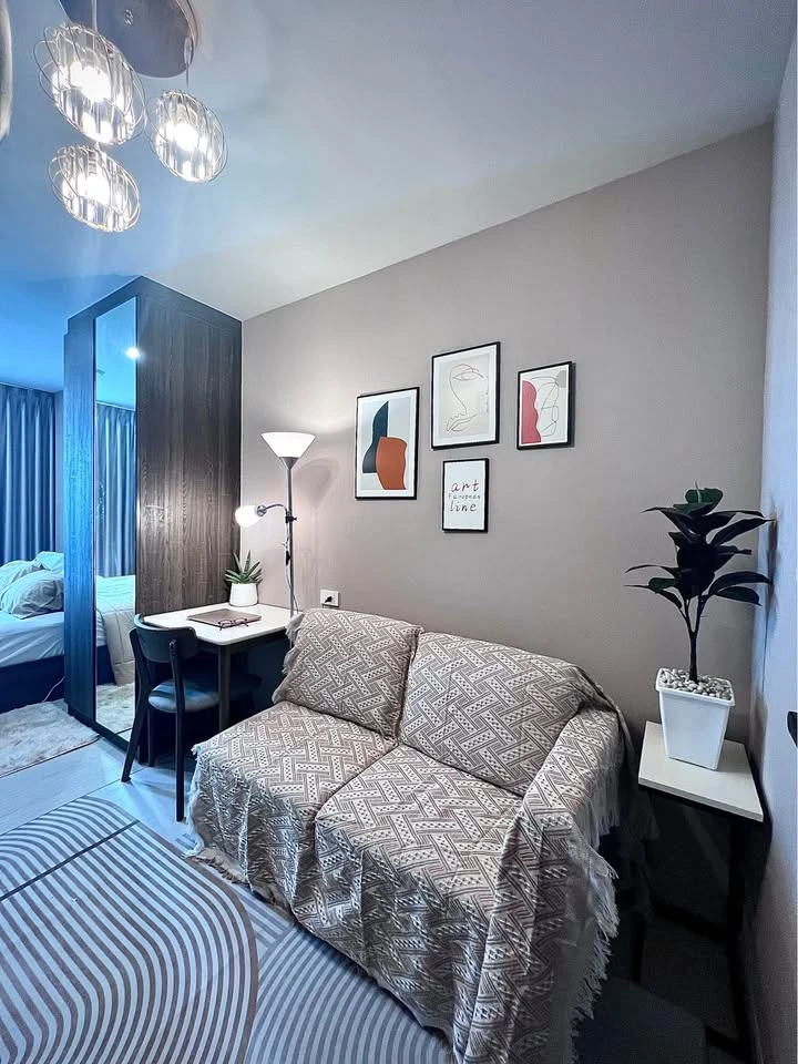 Selling NUE CROSS KHU KHOT station unit. Beautiful, unobstructed view of the BTS Skytrain. Excellent location, closest to the station in the entire pr