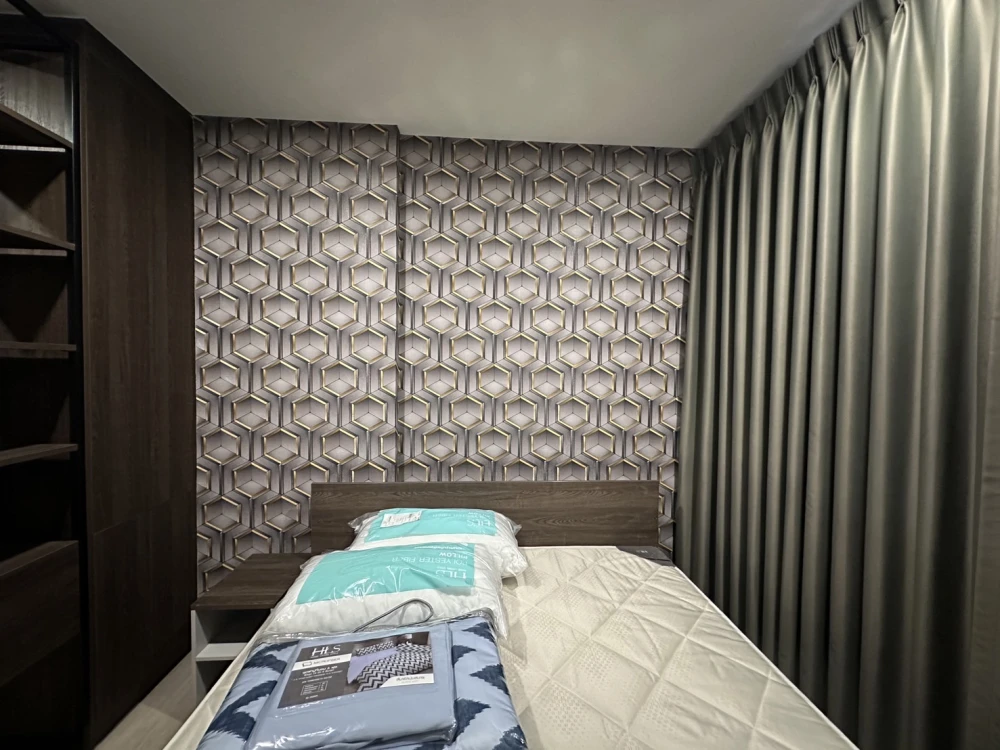 For sale: Nue Cross Khu Khot Station, spacious room, fully furnished. With a good deal like this, what are you waiting for?