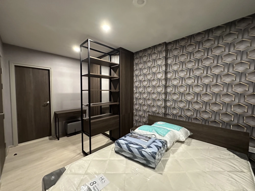 For sale: Nue Cross Khu Khot Station, spacious room, fully furnished. With a good deal like this, what are you waiting for?