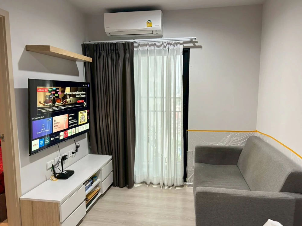 For sale: Nue Noble Ngamwongwan, a lovely room with complete furniture. Don't miss out on this great deal.