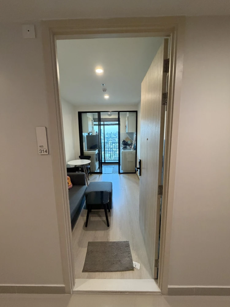 Selling Nue Noble Ratchada-Ladprao. Beautifully designed unit with clearly separated rooms, 22nd floor, North facing, great view, bright and airy. Don